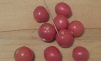 Seleccioneu tomàquets per a la conserva que estiguin ferms, madurs i sense danys. Rentar els tomàquets i punxar-los amb un escuradents. Seleccioneu tomàquets per a la conserva que estiguin ferms, madurs i sense danys. Rentar els tomàquets i punxar-los amb un escuradents.