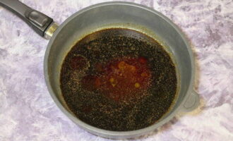 Pagkatapos nito, magdagdag ng suka ng alak, langis ng oliba at pulot, pukawin at ipagpatuloy ang pag-init ng pinaghalong.