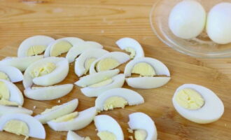 Kippeneieren hard koken, afkoelen en in plakjes snijden.