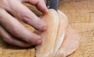 Per preparar el risotto segons la recepta clàssica, el filet de pollastre s'ha de rentar i assecar. Talleu a rodanxes d'uns 1,5-2 cm.