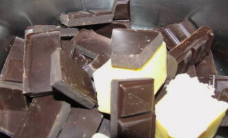Hoe maak je thuis chocoladefondant met een vloeibaar centrum? Smelt de chocolade en boter in een bak boven een waterbad, al roerend. 