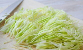 I-chop ang repolyo sa manipis na piraso at ilagay sa isang kawali na may mantika. Iprito sa katamtamang init hanggang sa lumambot ang gulay. Magdagdag ng asin at herbs, ihalo nang mabuti.