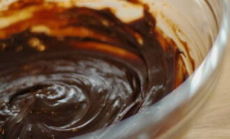 Zeef de bloem en voeg deze toe aan het deeg, vergeet niet te mengen. Vet een fondantvorm in met boter en bestrooi lichtjes met cacaopoeder. Leg het deeg erin en plaats het in een voorverwarmde oven gedurende 5 minuten op 200 graden. 