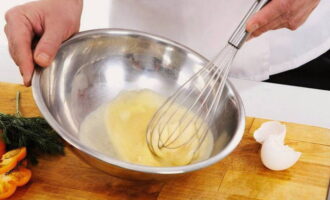 Talunin ang mga itlog, magdagdag ng kaunting asin, itabi ang kalahati ng pula ng itlog upang ma-grease ang ibabaw ng pie. Magdagdag ng mga itlog sa repolyo at ihalo muli. 