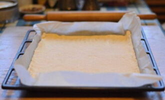 Hatiin ang kuwarta sa kalahati at igulong upang ang kapal ng bawat piraso ay 0.5 cm.Ipagkalat ang isang bahagi sa isang greased baking sheet. Ilagay ang pagpuno sa itaas at takpan ang pangalawang bahagi ng kuwarta, kung saan kailangan mong gumawa ng mga hiwa upang payagan ang singaw na makatakas. Kurutin nang mabuti ang mga gilid ng kuwarta, i-brush ang ibabaw na may pula ng itlog at hayaang tumayo sa isang mainit na silid para sa mga 10 minuto. 