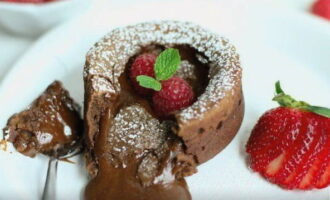 Bij het serveren wordt fondant versierd met plakjes fruit, ijs en verse muntblaadjes. 