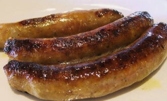 Gireu els embotits, fregits per un costat, i deixeu-los coure fins que estiguin fets. Es poden servir amb salsa àcida o calenta. 