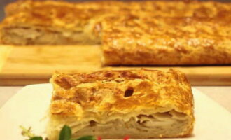 Ilagay ang pie sa oven na naka-on sa 180 degrees.Upang ganap na maluto, ang produkto ay mangangailangan ng 25-30 minuto. Ihain nang mainit, nahahati sa mga bahagi, na may tsaa o kape. 