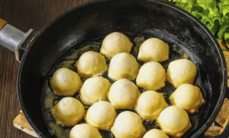 Als de dumplings aan de onderkant bruin zijn en opgeblazen zijn, kunnen ze omgedraaid worden naar de andere kant.