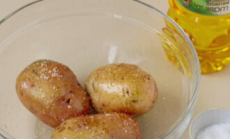 Després d'això, fregueu bé les patates amb sal.