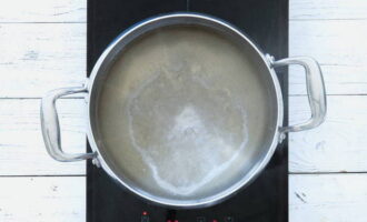 Đổ đường vào nồi, đổ nước vào, khuấy đều rồi đun sôi, đun siro trong 3 phút.