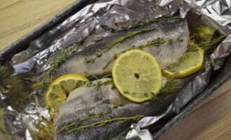 Gnid grönsakerna med salt och vegetabilisk olja och lägg dem på folie.Ordna slaktkropparna med timjankvistar och citronskivor. Slå in folien.