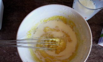 Giet vervolgens geleidelijk de melk erbij en meng de ingrediënten goed. Het deeg moet op dikke zure room lijken.