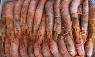 Paano magluto ng masarap na langoustine dish? Kung gumamit ng frozen langoustines, dapat itong alisin sa freezer nang maaga at hayaang magpahinga sa temperatura ng silid.Hindi ka dapat gumamit ng microwave o mainit na tubig upang mag-defrost: ang lasa ng ulam ay ganap na masisira. 