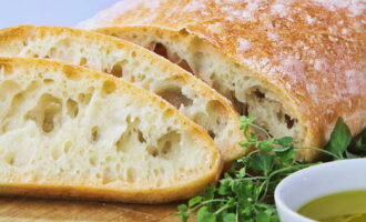 Cum să faci bruscheta clasică acasă? Uscați ciabatta într-o tigaie sau grătar fără a adăuga ulei. 