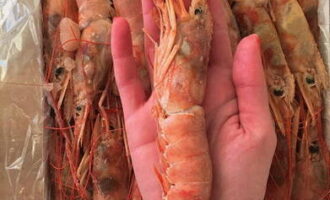 Alisin ang mga binti mula sa langoustines; huwag hawakan ang shell, dahil ito ay panatilihing makatas ang karne ng crustacean. 