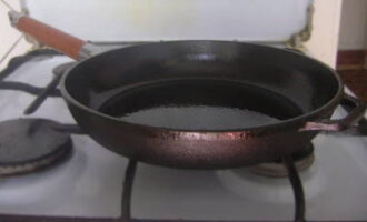 Init ang anumang langis ng gulay sa isang cast-iron frying pan, bagama't mas mainam ang langis ng oliba. 