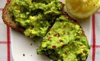Întindeți pasta de avocado rezultată peste feliile de pâine.