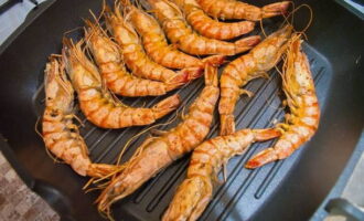 Banayad na asin ang langoustines at igulong sa mga pampalasa, magprito sa magkabilang panig sa loob ng 2 minuto. 