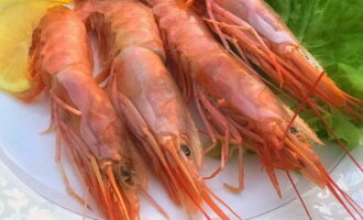 Magdagdag ng manipis na hiniwang hiwa ng lemon o kalamansi at kaunting maligamgam na tubig – 50 ml – sa kawali na may pagkaing-dagat. Gagawin nitong mas malambot at makatas ang karne ng crustacean. Sa sandaling kumulo ang lemon liquid, patayin ang apoy at hayaang matarik ang langoustines ng mga 3-5 minuto. Pagkatapos ay ihain ang pagkaing-dagat na may pinakuluang kanin o salad ng gulay. 