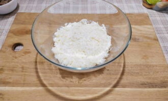 A burgonyát durva reszelőn lereszeljük, az első réteget salátástálba tesszük, megkenjük majonézzel. A burgonyát durva reszelőn lereszeljük, az első réteget salátástálba tesszük, megkenjük majonézzel.