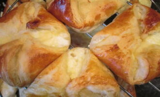 Maghurno ng khachapuri sa isang oven na preheated sa 200 degrees sa loob ng 30 minuto.