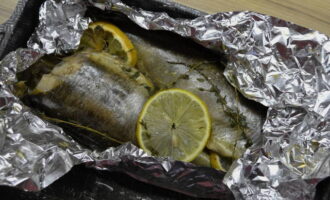 Grädda fisken i ugnen i 200 grader i 1 timme.