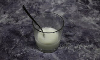 Ibuhos ang almirol sa isang baso at ibuhos sa tubig, ihalo ang mga sangkap na ito. Ibuhos ang nagresultang timpla sa mainit na sarsa, pukawin at alisin ang kawali mula sa apoy. Pagkatapos ay salain ang sarsa sa pamamagitan ng isang pinong salaan.