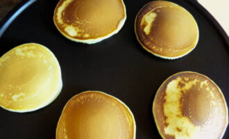 Bak de pannenkoeken in een droge koekenpan aan beide kanten goudbruin.