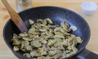 Was de champignons en snijd ze in plakjes. Bak vervolgens de champignons in een koekenpan, zout en breng ze op smaak.