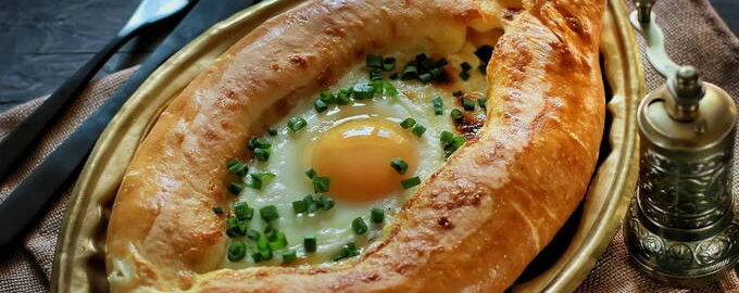 Adjarian Khachapuri Barcă cu Ou