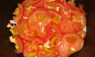 Lägg sedan till ett lager av 1/3 av tomaterna skurna i skivor.