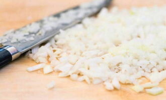 Intr-o tigaie adanca in care se va prepara julienne trebuie sa pui ceapa tocata, foarte marunt. După ce s-a rumenit puțin, se adaugă bucăți de pui și șampile. 