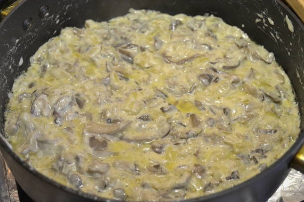 Julienne cu pui și ciuperci într-o tigaie