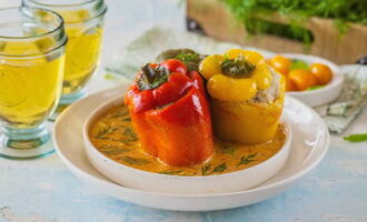 พริกยัดไส้เสิร์ฟพร้อมครีมเปรี้ยวและขนมปังดำ อร่อย!