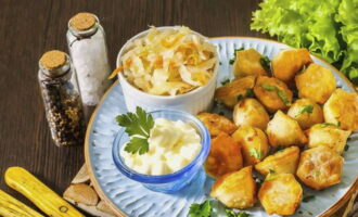 Serveer de afgewerkte dumplings met zure room en gehakte kruiden.