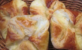 Palamig nang bahagya ang khachapuri sa wire rack at ihain.