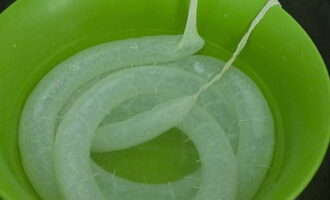 Dacă intestinele nu sunt procesate, atunci trebuie spălate, stropite cu sare și decojite cu partea contondită a unui cuțit. Această procedură trebuie repetată de mai multe ori.