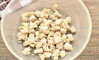 Cum să gătești julienne cu pui și ciuperci cu smântână la cuptor? Fierbe carnea de pui punând-o în apă clocotită cu sare. Când fileul este gata, trebuie tăiat în cuburi mici.