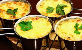 Masa rezultată este așezată în aparate de cocotte și fiecare porție este acoperită cu brânză rasă. Julienne se pune la cuptor, unde trebuie să fiarbă timp de 20 de minute la 180 de grade. Felul de mâncare se servește fierbinte direct în forme porționate. Bucurați-vă!