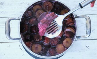 Lấy gói gia vị ra khỏi mứt. 