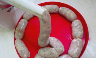 Folosind un aparat special pentru cârnați, umpleți terciul cu carne tocată și formați cârnați mici. Pune-le la frigider timp de 3 ore, după care poți începe să gătești.