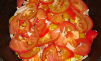 Lägg sedan i lager igen med 1/3 av löken, paprikan och tomaterna. 