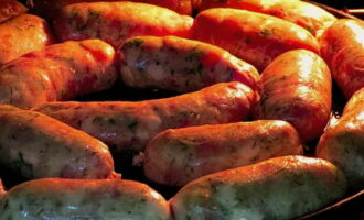 Ungeți o tavă de copt cu puțin ulei și puneți cârnații pe ea. Coaceți kupaty în cuptor la 190 de grade timp de 30-50 de minute.