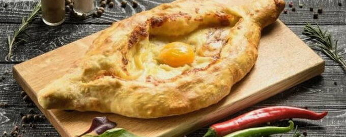 Khachapuri din foietaj cu brânză la cuptor