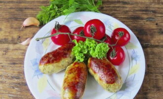Servește kupaty-ul roz cu o garnitură la alegere.