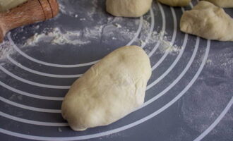 Druk de randen van het deeg tegen elkaar en vorm een ​​ovale taart. Doe dit met al het deeg en de vulling.