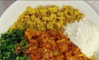 Paghaluin ang tinadtad na karne. Sa isang malalim na lalagyan ng angkop na sukat, pagsamahin ang pinakuluang lentil, pinirito na gulay, tinadtad na damo, harina at isang kutsarita ng asin.