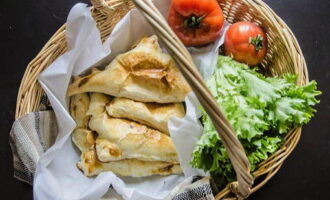 Racim khachapuri finiti doar pentru scurt timp, pentru ca sunt incredibil de gustosi cand sunt fierbinti, cand branza tocmai s-a topit si aluatul este acoperit cu o crusta aurie. 