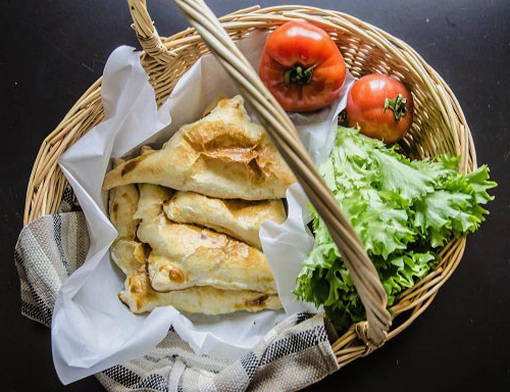 Khachapuri din foietaj cu brânză la cuptor